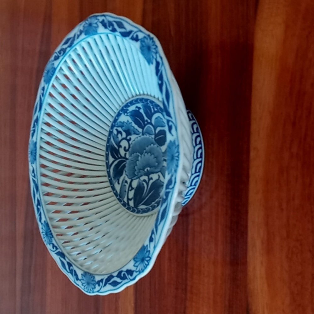 VINTAGE JAPANESE BLUE AND WHITE HASAMI PORCELAIN RETICULATED BOWL 9-1/4 INCH - Picture 3 of 4